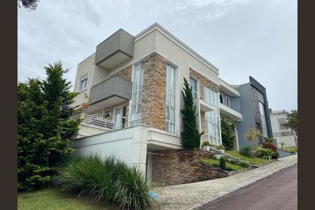 Casa de condomínio à venda com 230m², 2 quartos e 2 vagas Casa de condomínio à venda com 230m², 2 quartos e 2 vagasFachada