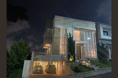 Casa de condomínio à venda com 230m², 2 quartos e 2 vagas Casa de condomínio à venda com 230m², 2 quartos e 2 vagasFachada