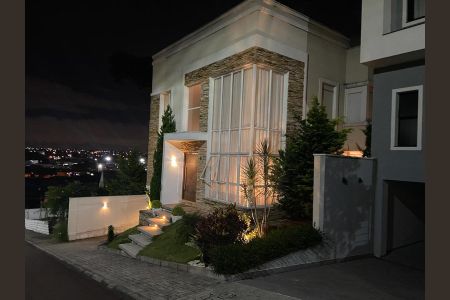 Casa de condomínio à venda com 230m², 2 quartos e 2 vagas Casa de condomínio à venda com 230m², 2 quartos e 2 vagasFachada