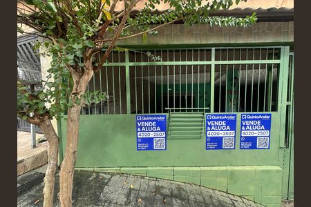 Casa à venda com 199m², 3 quartos e 2 vagas Casa à venda com 199m², 3 quartos e 2 vagasFachada