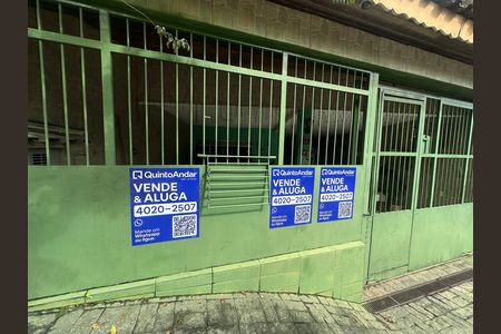 Casa à venda com 199m², 3 quartos e 2 vagas Casa à venda com 199m², 3 quartos e 2 vagasFachada