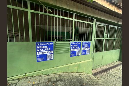 Casa à venda com 199m², 3 quartos e 2 vagas Casa à venda com 199m², 3 quartos e 2 vagasFachada