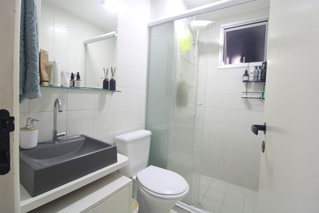 Banheiro de apartamento à venda com 2 quartos, 48m² em Jardim Sabara, São Paulo