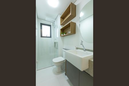 Banheiro de kitnet/studio para alugar com 1 quarto, 48m² em Centro, Campinas