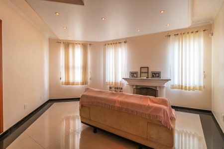 Sala de casa de condomínio à venda com 4 quartos, 800m² em Outeiro de São Fernando, Barueri