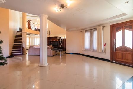 Sala de casa de condomínio à venda com 4 quartos, 800m² em Outeiro de São Fernando, Barueri