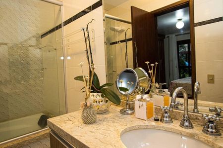 Casa à venda com 230m², 3 quartos e 2 vagas Casa à venda com 230m², 3 quartos e 2 vagasBanheiro
