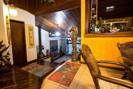 Casa à venda com 230m², 3 quartos e 2 vagas Casa à venda com 230m², 3 quartos e 2 vagasSala