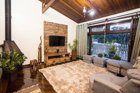 Casa à venda com 230m², 3 quartos e 2 vagas Casa à venda com 230m², 3 quartos e 2 vagasSala