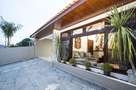 Casa à venda com 230m², 3 quartos e 2 vagas Casa à venda com 230m², 3 quartos e 2 vagasFachada