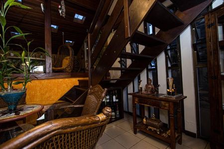 Casa à venda com 230m², 3 quartos e 2 vagas Casa à venda com 230m², 3 quartos e 2 vagasEscada