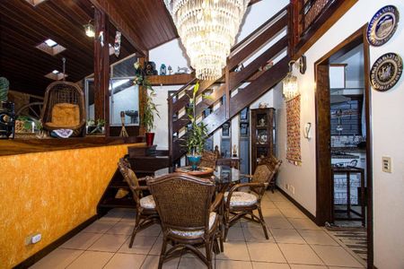 Casa à venda com 230m², 3 quartos e 2 vagas Casa à venda com 230m², 3 quartos e 2 vagasSala