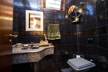 Casa à venda com 230m², 3 quartos e 2 vagas Casa à venda com 230m², 3 quartos e 2 vagasBanheiro