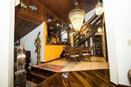 Casa à venda com 230m², 3 quartos e 2 vagas Casa à venda com 230m², 3 quartos e 2 vagasSala