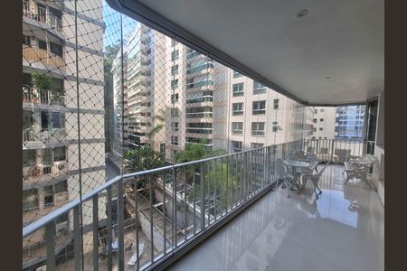 Apartamento à venda com 115m², 3 quartos e 1 vaga Apartamento à venda com 115m², 3 quartos e 1 vagaVaranda
