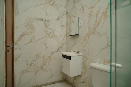 Banheiro de casa de condomínio para alugar com 1 quarto, 49m² em Flamengo, Maricá