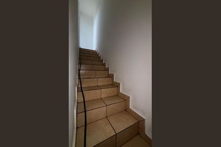 Apartamento à venda com 106m², 2 quartos e 1 vaga Apartamento à venda com 106m², 2 quartos e 1 vagaEscada