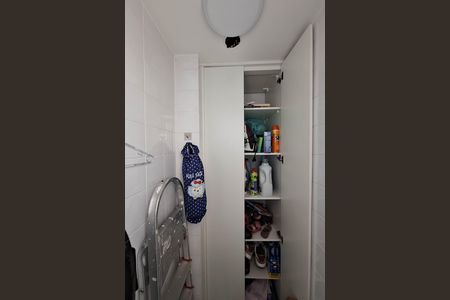 Apartamento à venda com 90m², 2 quartos e sem vaga Apartamento à venda com 90m², 2 quartos e sem vagaBanheiro de serviço
