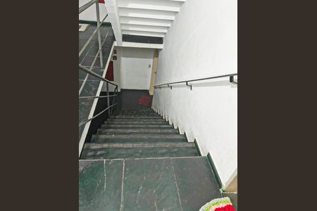 Apartamento à venda com 48m², 3 quartos e 1 vaga Apartamento à venda com 48m², 3 quartos e 1 vagaEscada
