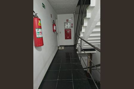 Apartamento à venda com 48m², 3 quartos e 1 vaga Apartamento à venda com 48m², 3 quartos e 1 vagaEscada