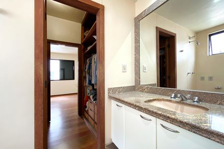 Apartamento à venda com 305m², 4 quartos e 2 vagas Apartamento à venda com 305m², 4 quartos e 2 vagasBanheiro da Suíte