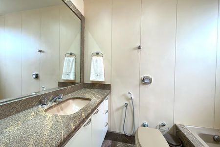 Apartamento à venda com 305m², 4 quartos e 2 vagas Apartamento à venda com 305m², 4 quartos e 2 vagasBanheiro da Suíte