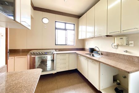 Apartamento à venda com 305m², 4 quartos e 2 vagas Apartamento à venda com 305m², 4 quartos e 2 vagasCozinha