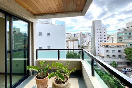 Apartamento à venda com 305m², 4 quartos e 2 vagas Apartamento à venda com 305m², 4 quartos e 2 vagasVaranda da Sala