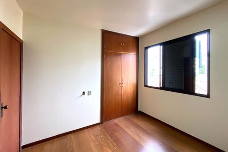 Apartamento à venda com 305m², 4 quartos e 2 vagas Apartamento à venda com 305m², 4 quartos e 2 vagasQuarto 3