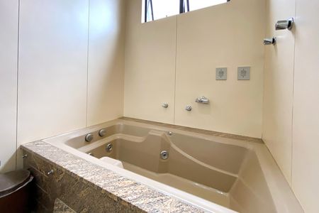 Apartamento à venda com 305m², 4 quartos e 2 vagas Apartamento à venda com 305m², 4 quartos e 2 vagasBanheiro da Suíte