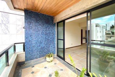 Apartamento à venda com 305m², 4 quartos e 2 vagas Apartamento à venda com 305m², 4 quartos e 2 vagasVaranda da Sala