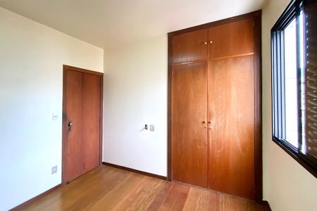 Apartamento à venda com 305m², 4 quartos e 2 vagas Apartamento à venda com 305m², 4 quartos e 2 vagasQuarto 3