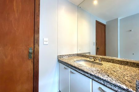Apartamento à venda com 305m², 4 quartos e 2 vagas Apartamento à venda com 305m², 4 quartos e 2 vagasBanheiro