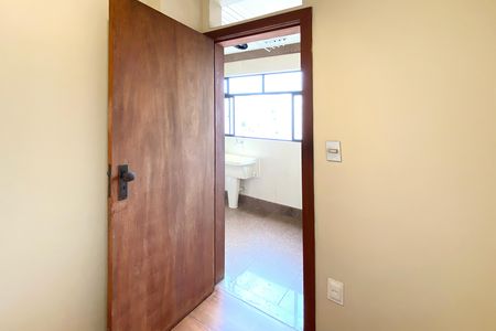 Apartamento à venda com 305m², 4 quartos e 2 vagas Apartamento à venda com 305m², 4 quartos e 2 vagasQuarto de Serviço