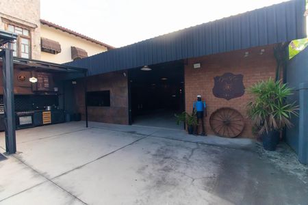Casa à venda com 260m², 1 quarto e 4 vagas Casa à venda com 260m², 1 quarto e 4 vagasFachada