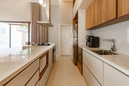 Casa à venda com 256m², 4 quartos e 4 vagas Casa à venda com 256m², 4 quartos e 4 vagasFoto 01