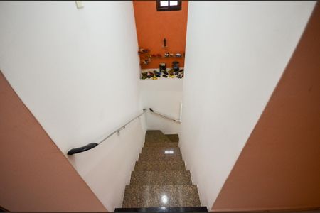 Casa à venda com 152m², 3 quartos e 2 vagas Casa à venda com 152m², 3 quartos e 2 vagasEscada