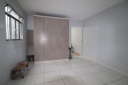 Casa à venda com 195m², 1 quarto e 2 vagasEdícula - Sala