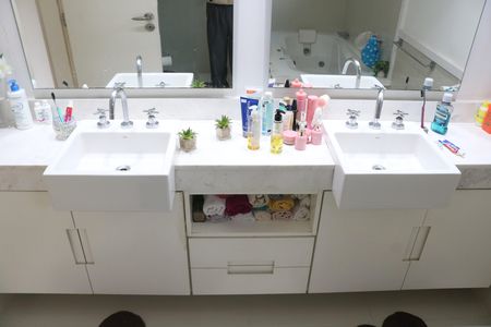 Apartamento à venda com 200m², 3 quartos e 4 vagasBanheiro 1