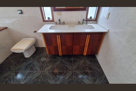 Casa à venda com 330m², 5 quartos e 4 vagas Casa à venda com 330m², 5 quartos e 4 vagasBanheiro Suíte 2