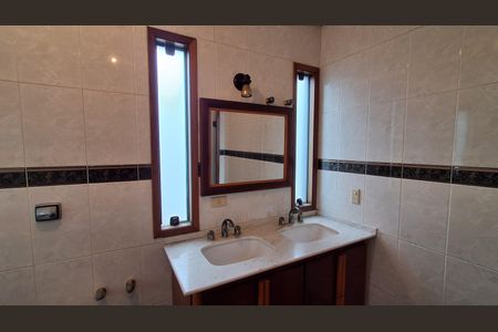 Casa à venda com 330m², 5 quartos e 4 vagas Casa à venda com 330m², 5 quartos e 4 vagasBanheiro Suíte 2