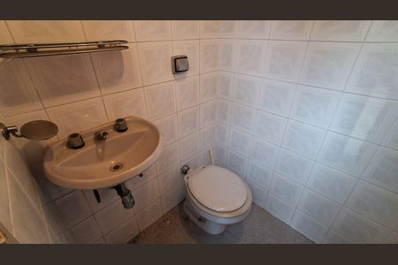 Casa à venda com 330m², 5 quartos e 4 vagas Casa à venda com 330m², 5 quartos e 4 vagasLavabo 2