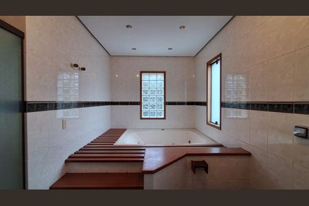 Casa à venda com 330m², 5 quartos e 4 vagas Casa à venda com 330m², 5 quartos e 4 vagasBanheiro Suíte 2