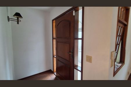 Casa à venda com 330m², 5 quartos e 4 vagas Casa à venda com 330m², 5 quartos e 4 vagasEntrada