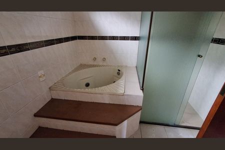 Casa à venda com 330m², 5 quartos e 4 vagas Casa à venda com 330m², 5 quartos e 4 vagasBanheiro Suíte 1