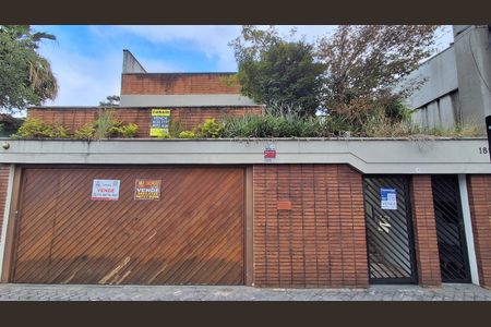 Casa à venda com 330m², 5 quartos e 4 vagas Casa à venda com 330m², 5 quartos e 4 vagasFachada