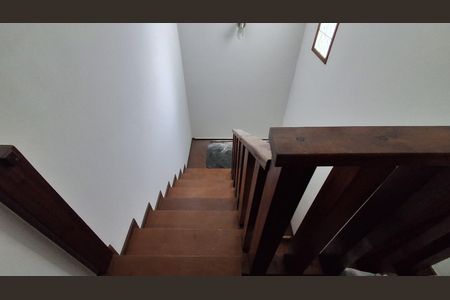 Casa à venda com 330m², 5 quartos e 4 vagas Casa à venda com 330m², 5 quartos e 4 vagasEscada