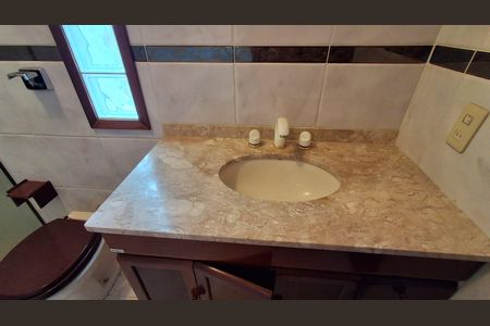 Casa à venda com 330m², 5 quartos e 4 vagas Casa à venda com 330m², 5 quartos e 4 vagasBanheiro Suíte 4
