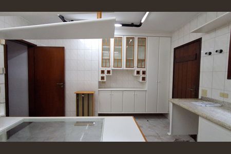 Casa à venda com 330m², 5 quartos e 4 vagas Casa à venda com 330m², 5 quartos e 4 vagasCozinha