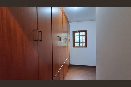 Casa à venda com 330m², 5 quartos e 4 vagas Casa à venda com 330m², 5 quartos e 4 vagasCloset
